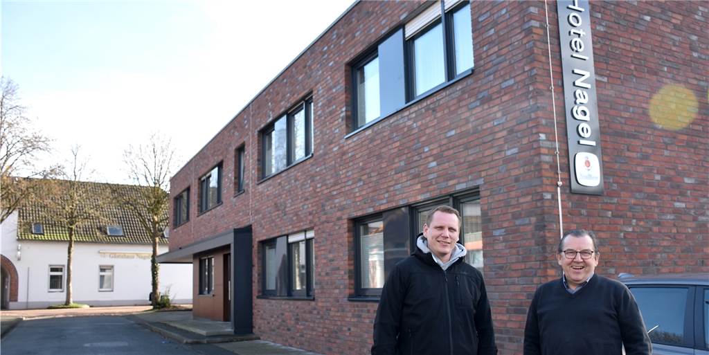 Hotel Nagel fährt den Betrieb im Lockdown auf Sparflamme herunter Haben die gute Laune trotz der Coronakrise noch nicht verloren: Christian (l.) und Josef Nagel vom Hotel Nagel in Südlohn. Auch wenn sich Christian Nagel noch keine Sorgen um die Zukunft macht, rechnet er im Moment mit deutlich spitzerem Bleistift als üblich.