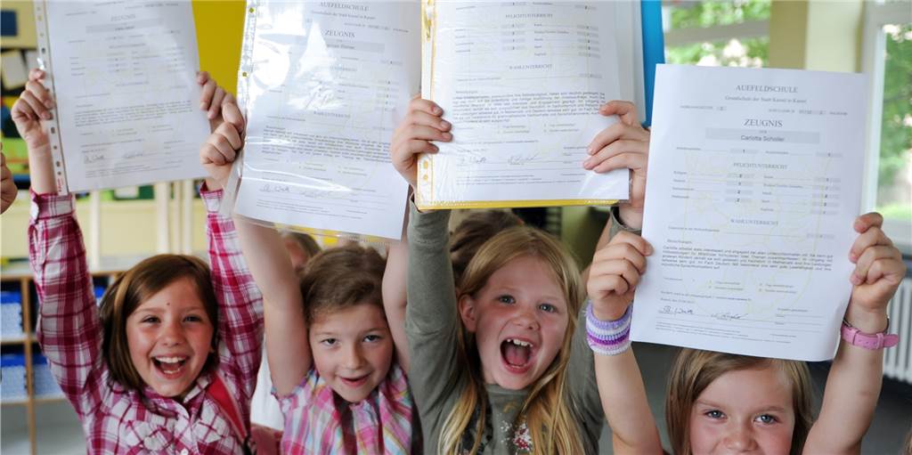 Schulen weiter im Lockdown: Wie läuft die Ausgabe der Halbjahres-Zeugnisse? So fröhlich wie auf diesem Archivbild können Schülerinnen und Schüler in diesem Jahr ihre Zeugnisse nicht entgegennehmen.