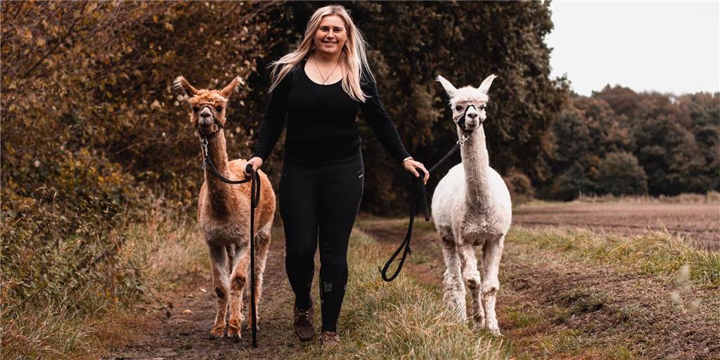 Alina Rotte mit ihren beiden Alpakas Chicco (l.) und Casimir. Nach dem Lockdown will sie Spaziergänge mit den beiden Tieren anbieten.