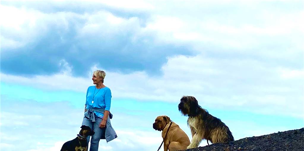 Wie Sie ihrem Hund beim Spaziergang natürliche Grenzen setzen Angelika Steiner ist Expertin für die Beziehung zwischen Mensch und Hund.