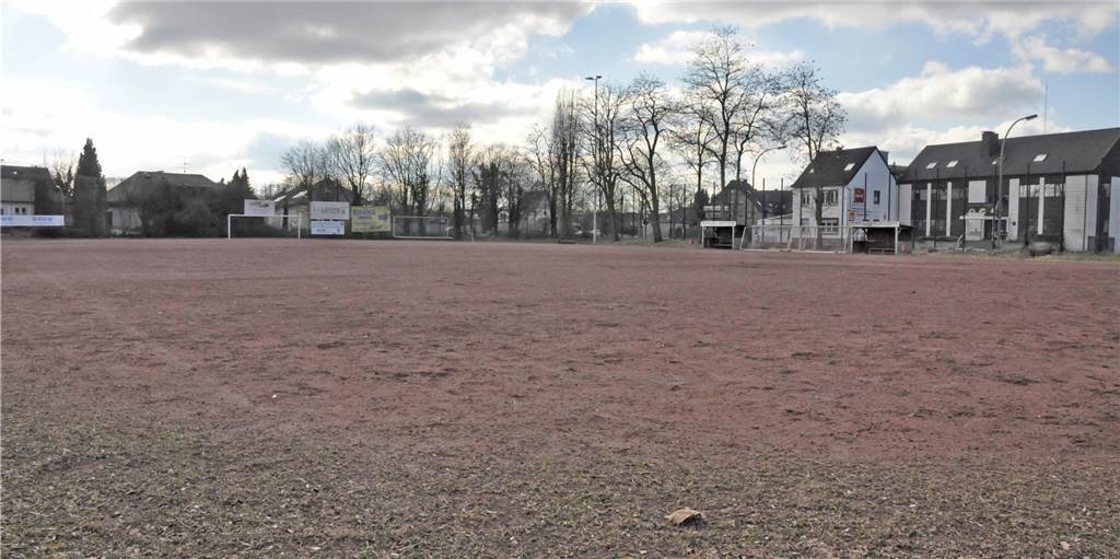 Muss Dorstener Großprojekt schrumpfen? FC Rot-Weiss Dorsten, Tennenplatz