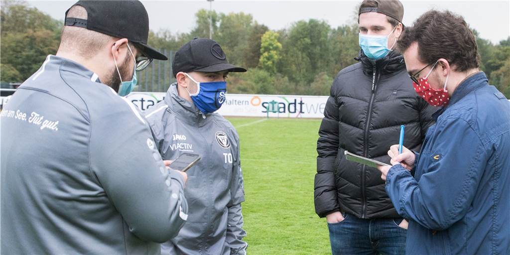 Eine Ode an den Lokalsport: Was ich im Lockdown am meisten vermisse Nur eine Sache, die mir seit Beginn des zweiten Lockdowns extrem fehlt: Die Gespräche mit den Trainern nach den Spielen - hier mit TuS-Trainer Timo Ostdorf (2.v.l.).