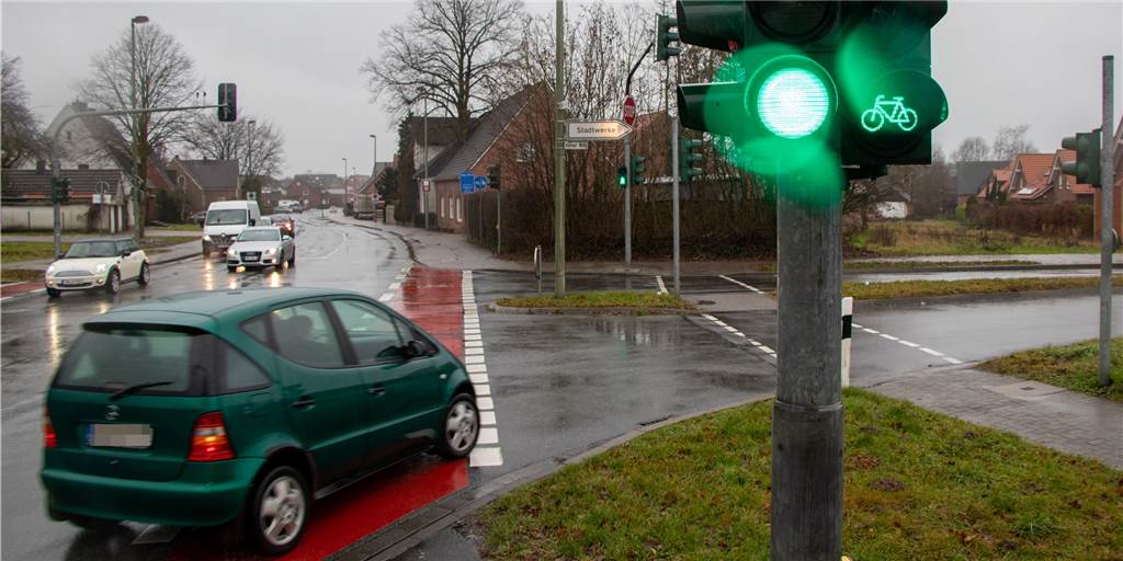 Aus Angst vor Unfällen: Ahauser wünscht sich „holländische“ Ampelschaltung Klaus Hilgemann sieht vor allem an dieser Kreuzung am Ortseingang Wüllen großes Unfallpotential – insbesondere auf der Rechtsabbiegerspur.