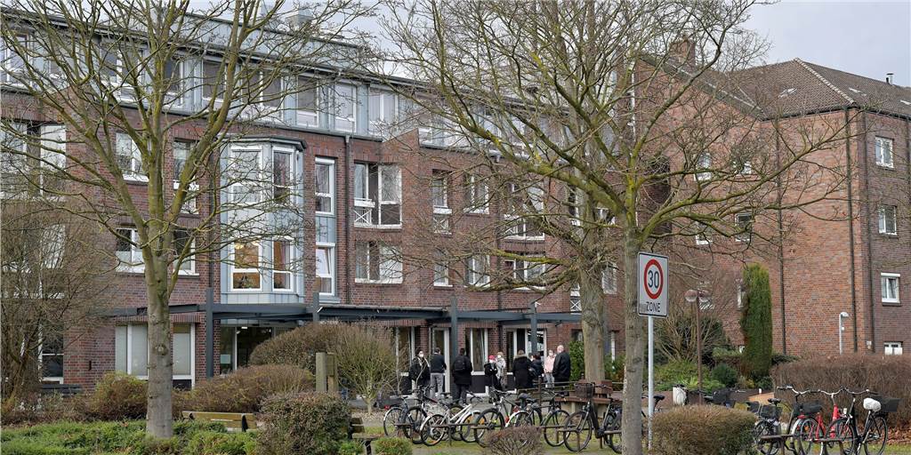 Senioren im Altenheim Bebelstraße geimpft - Erste Runde in Lünen geschafft Impfungen am Donnerstag im Ev. Altenzentrum an der Bebelstraße: Damit ist in allen Lüner Seniorenheimen jetzt einmal gegen Corona geimpft worden.