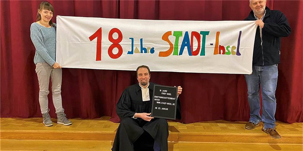 Stadt-Insel in Lünen wird volljährig: 18 Aktionen für 18 Jahre Die Stadt-Insel wird 18 - gefeiert wird das ganze Jahr, zunächst aber wegen Corona eher virtuell. Am Samstag geht ein Geburtstags-Gottesdienst online, gestaltet von u.a. (v.l.) Jugendreferentin Esther van Hal, Jugendpfarrer Richard Zastrow und Gemeindepädagoge Dirk Berger.