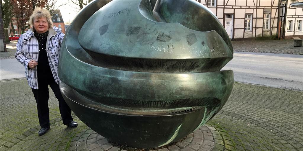 Mit Video: Diese Geschichte steckt hinter der Bronzekugel an der Südmauer Wernes Stadtführerin Heidelore Fertig-Möller zeigt die Bronzekugel auf dem Domhof-Parkplatz an der Südmauer in Werne.