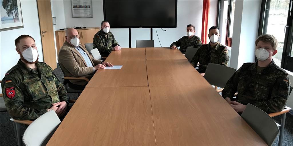 Soldaten unterstützen Krankenhaus und das Besuchsverbot wird aufgehoben Auch Pflegedirektor Oliver Lux (Mitte links) freut sich über die Unterstützung durch die Bundeswehr. Die fünf Soldaten unterstützen das Krankenhaus-Personal im St. Marienkrankenhaus in Ahaus – erst einmal bis Ende Februar.