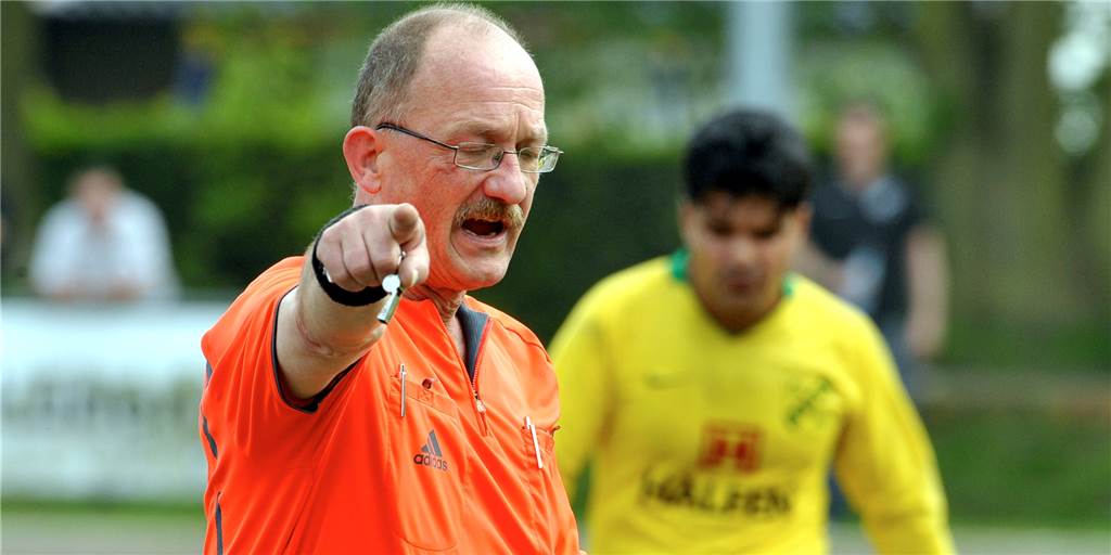 Schiri-Ikone Rainer Brummel: „Dann schicke ich die Spieler zum Pampers kaufen“ Auf dem Fußballplatz lässt Schiedsrichter Rainer Brummel nur ungerne mit sich diskutieren.