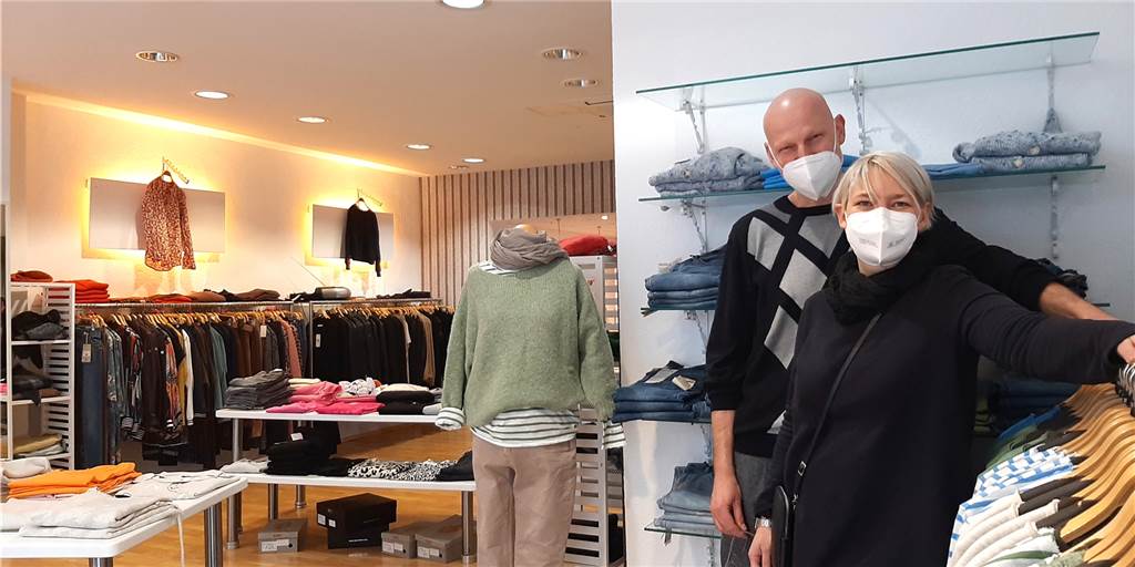 Mode „to go“ gegen Untergangsstimmung und einen „Lockdown mal vier“ Jens Küchenthal und Tanja Höher im „Allegra" an der Harkortstraße: Sie stemmen sich nicht nur mit viel Einsatz gegen die wirtschaftlichen Folgen der Pandemie, sondern auch gegen die miese Stimmung.