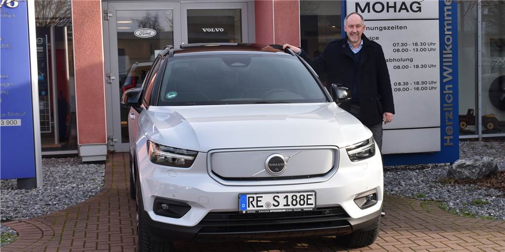 Auch in Dorsten fahren immer mehr Autos mit Elektro-Antrieb Karsten Breuer freut sich über das erste vollelektrische Auto im Autohaus Sprungmann, einen Volvo XC40.