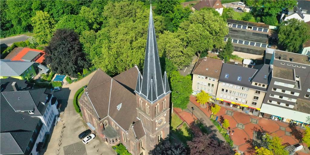 Corona-Krise und die Kindertagesstätten kommen Kirche teuer zu stehen Die Lutherkirche in der Altstadt: Den Evangelischen Kirchengemeinden geht es 2021 schlechter als in den Jahren zuvor. Auch die Corona-Krise wirkt sich auf den Finanzhaushalt aus.