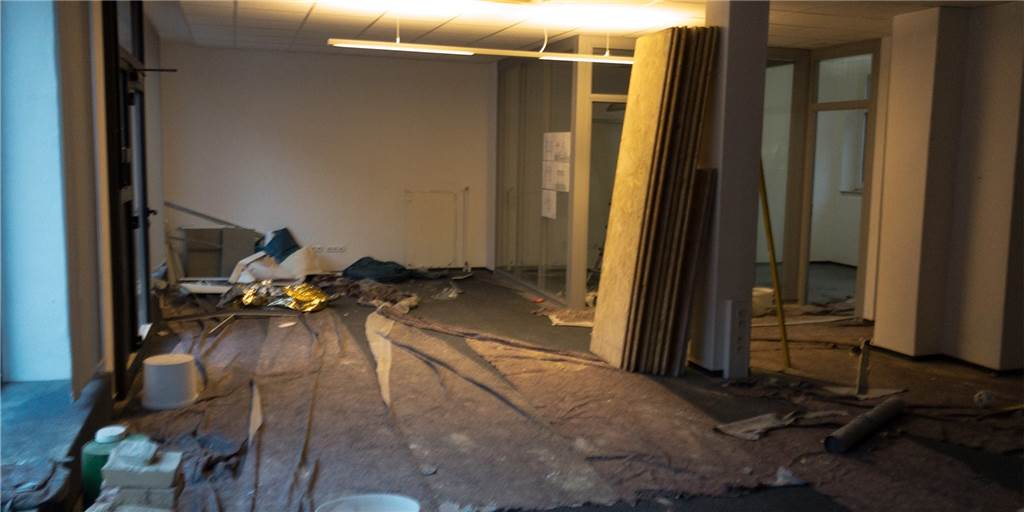 Mitten in der Castroper Altstadt entstehen vier neue Wohnungen Dieses Ladenlokal am Biesenkamp wird jetzt renoviert. Die einstige Redaktion der Ruhr Nachrichten wird zum Gemeindebüro der Pauluskirchengemeinde.