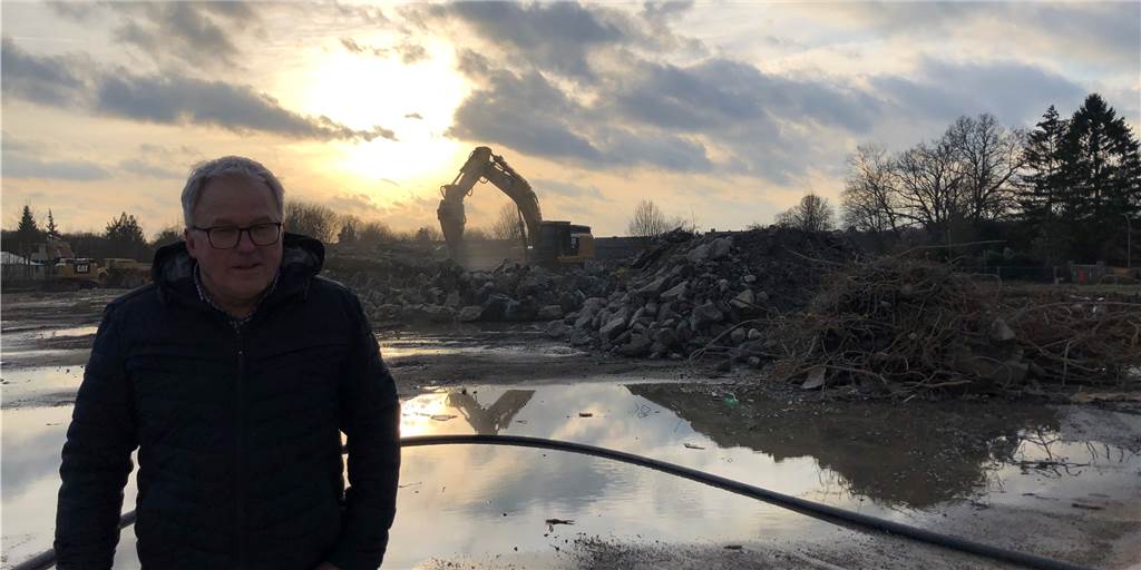 Tatort Stuhlfabrik: Spahn-Trümmer wecken schöne und bittere Erinnerungen Abendämmerung auf dem Spahn-Gelände: Erwin Plate beobachtet die Abrissarbeiten in dem Betrieb, in dem er mehr als vier Jahrzehnte gearbeitet hat.