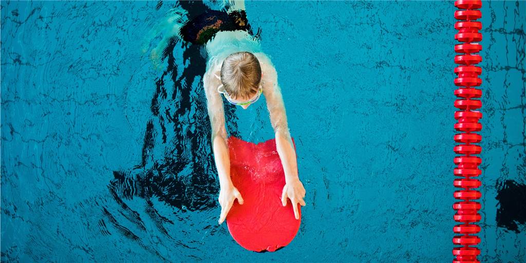 Keine Schwimmkurse, geschlossene Bäder: Angst um „Generation Nichtschwimmer“ Wer als Kind nicht schwimmen lernt, kann es später nur mühsam nachholen.