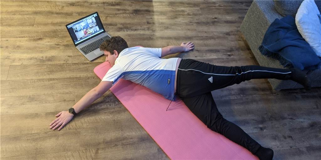 Handball-Profi trainiert SuS Olfen via Skype - und die Ruhr Nachrichten quälen sich mit Quälen im Homeoffice: RN-Mitarbeiter Nico Ebmeier nahm am Online-Training des SuS Olfen teil.