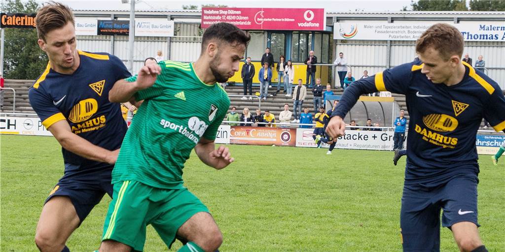 Ausgewechselt nach fünf Minuten: „Als Trainer hätte ich das gleiche gemacht“ Ertugay Misirci (M.), hier im Duell mit Ex-TuS-Spieler Marvin Möllers (l.), spielt seit dieser Saison für den SV Lippramsdorf.