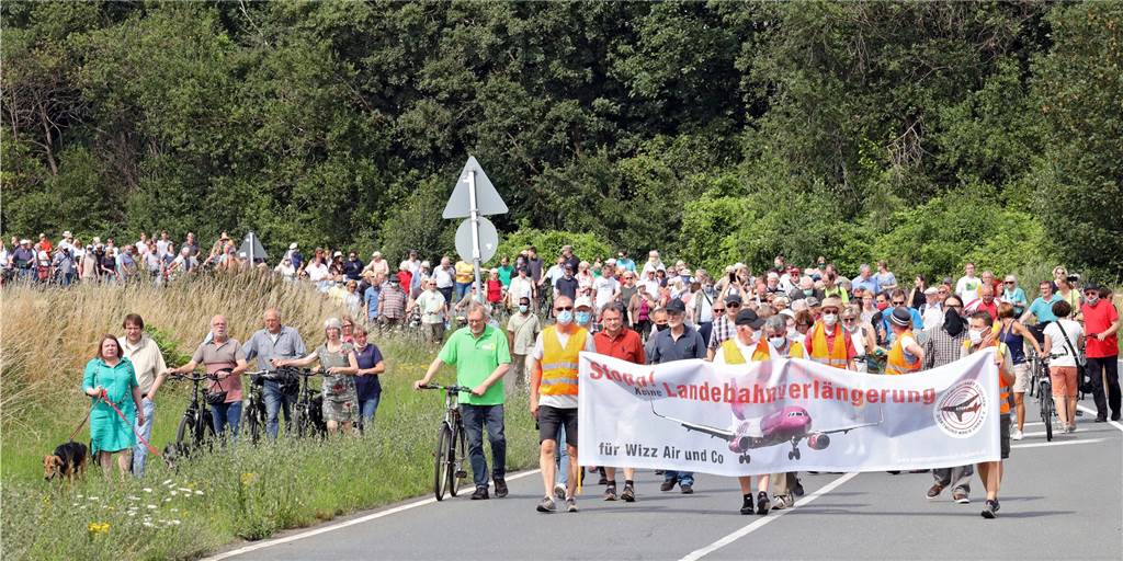 Massener Bürger startet Petition gegen Landebahnverlängerung Dass sich die Bürger in Sachen Landebahnverlängerung eine Mitsprache wünschen, haben nicht zuletzt die gut besuchten Protestaktionen am Flughafen Dortmund gezeigt. Nun legt ein Mann aus Unna Petition beim Landtag ein.