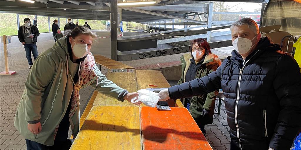 Maskenverkauf für Bedürftige gestartet - noch vier Ausgabetage (mit Video) Michell Köper bei der Ausgabe des Maskenpaketes im Parkhaus