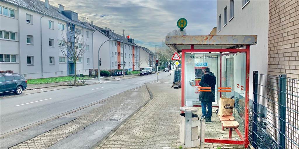 An einigen Haltestellen klappt es nicht so mit dem Maskentragen.