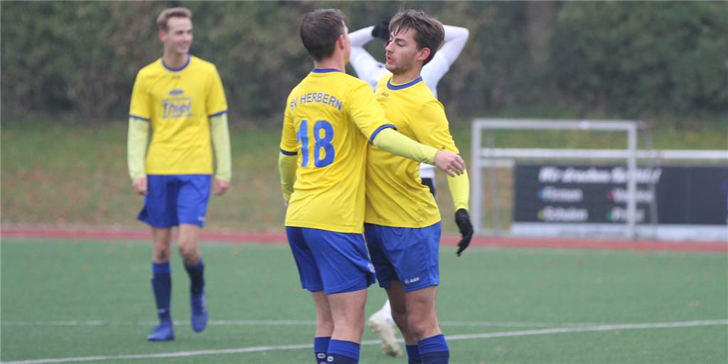 Aus diesem Grund hat die Kreisliga A2 Münster doppelt so viele Spiele absolviert wie andere Ligen Robin Krysiak (r.) und Mathis Hülk haben Grund zur Freude. Die Staffel der Herberner Zweitvertretung hat deutlich mehr Spiele absolviert als andere Staffeln.