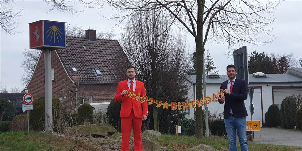 Lockdown-Berühmtheit: Herberner Kult-Kreisverkehr wird 25 Jahre alt Tim Pleger (l.) und Tobias Temmann „gratulieren“ dem Kreisverkehr zum 25-jährigen Bestehen.