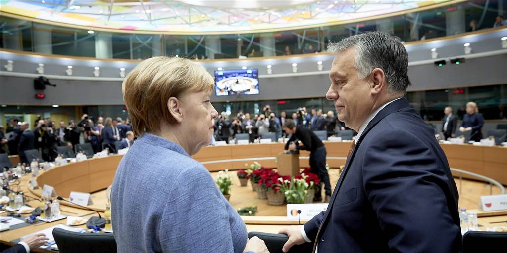 „Hallo Diktator“: Lüner Journalist beleuchtet in Film Orbán und die EU "Hallo Diktator - Orbán, die EU und die Rechtsstaatlichkeit" heißt der Film des Lüner Journalisten Michael Wech. Das Foto zeigt Orbán mit Angela Merkel.