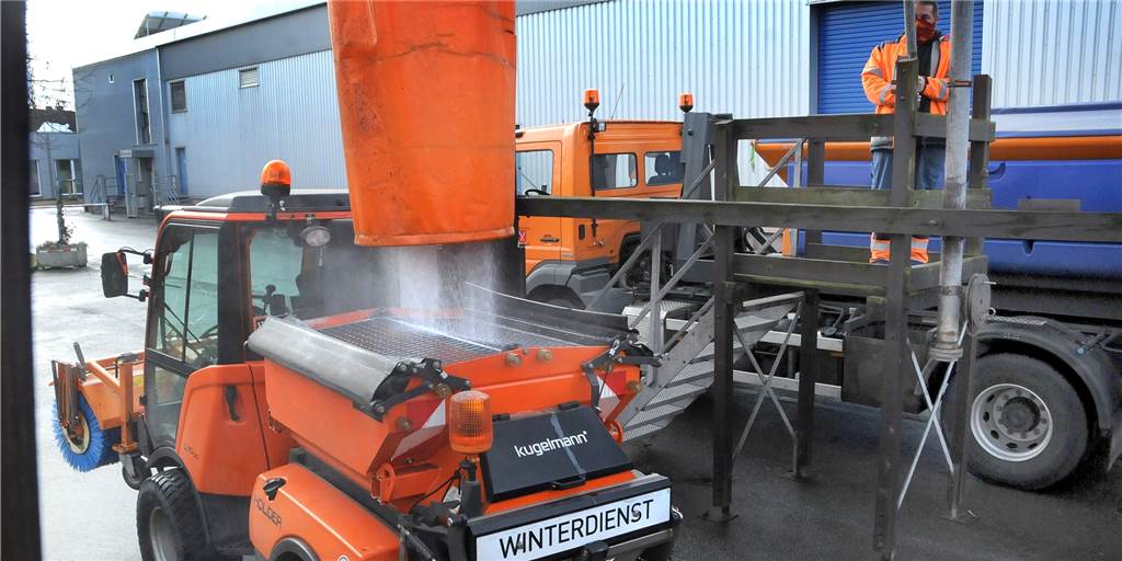 Mit Streusalz geht die Stadt sparsam um: Neue Technik schont Umwelt Bereit für den nächsten Einsatz: Eines der beiden Kleinfahrzeuge, mit denen vor allem Bürgersteige geräumt werden, wird unter dem Silo im städtischen Bauhof mit Streusalz befüllt.