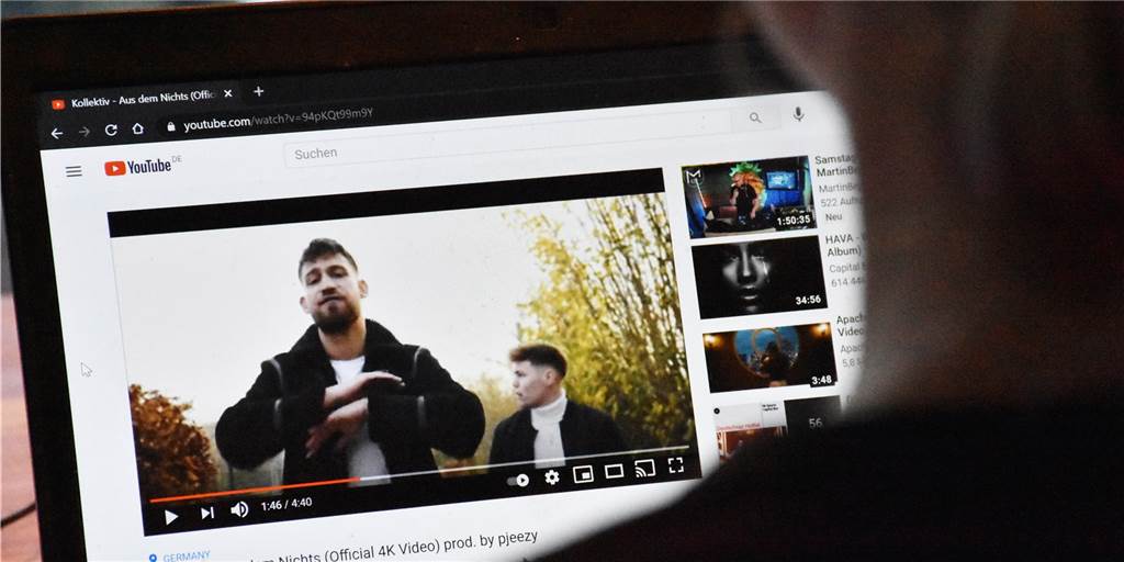 „Kollektiv“: Musiker aus Oeding wollen mit Deutschrap durchstarten Felix Höper (im Video links) und sein Kumpel Niklas Vorfeld (im Video rechts) haben mit "Kollektiv" das erste Video veröffentlicht.