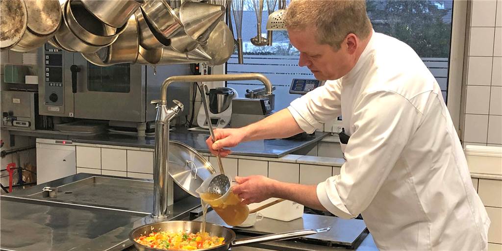 Mit Video: Stefan Himmelmann zeigt, was Familien gemeinsam kochen können Mit selbstgemachter Brühe löscht Stefan Himmelmann den Reis und das Gemüse ab.