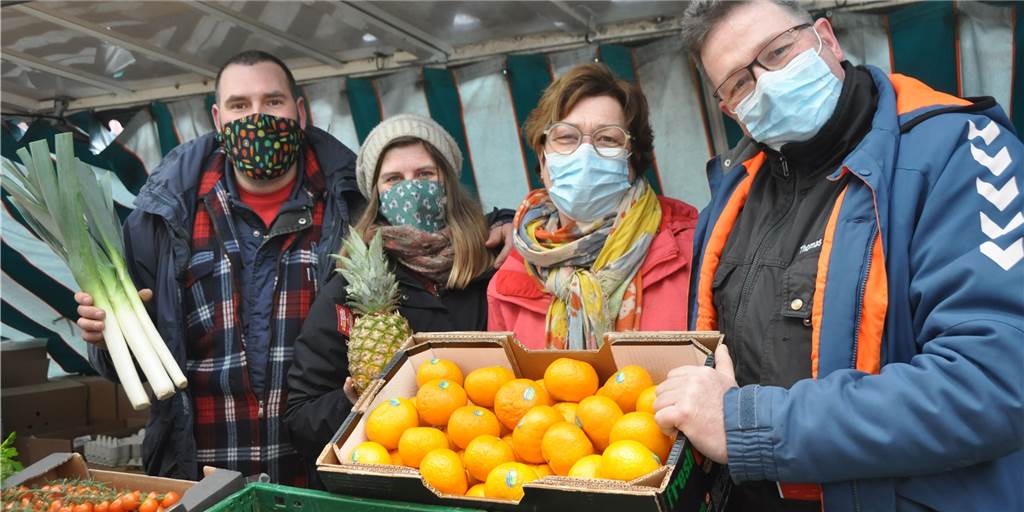 Dritte Generation auf Lüner Markt: Annika Fränzer hat ihr Glück gefunden Wechsel am Gemüsestand auf dem Lüner Wochenmarkt: Annika Fränzer (2.v.l.) mit Partner Thomas Hanses (l.) führen den Marktstand in dritter Generation weiter. Thomas und Monika Fränzer können jetzt einen Gang zurückschalten.