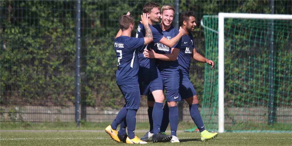 Trotz Spielpause trifft sich die Mannschaft des PSV Bork und spielt zusammen Fußball - ganz legal Auf dem echten Rasen dürfen die Fußballer des PSV Bork lange nicht mehr jubeln. aber sie haben einen legalen Weg gefunden, wie sie trotzdem Fußball spielen können.