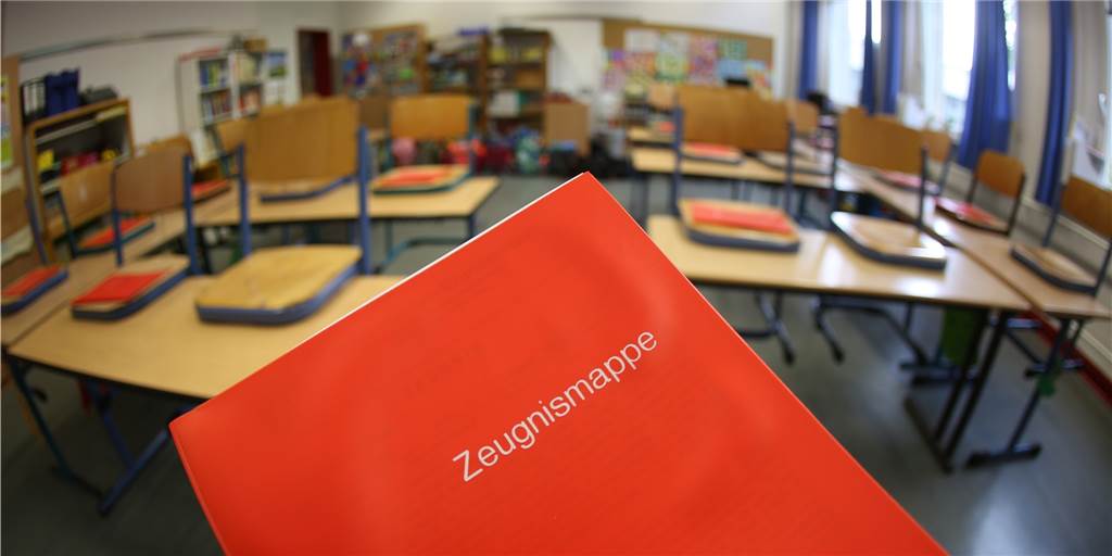 Halbjahreszeugnisse: Übergabe an Ahauser Schulen überall anders geregelt Die Ahauer Schüler erhalten ihre Zeugnisse entweder per Post oder können sie sich persönlich abholen. Fast jede Schule hat ein anderes Modell gewählt.