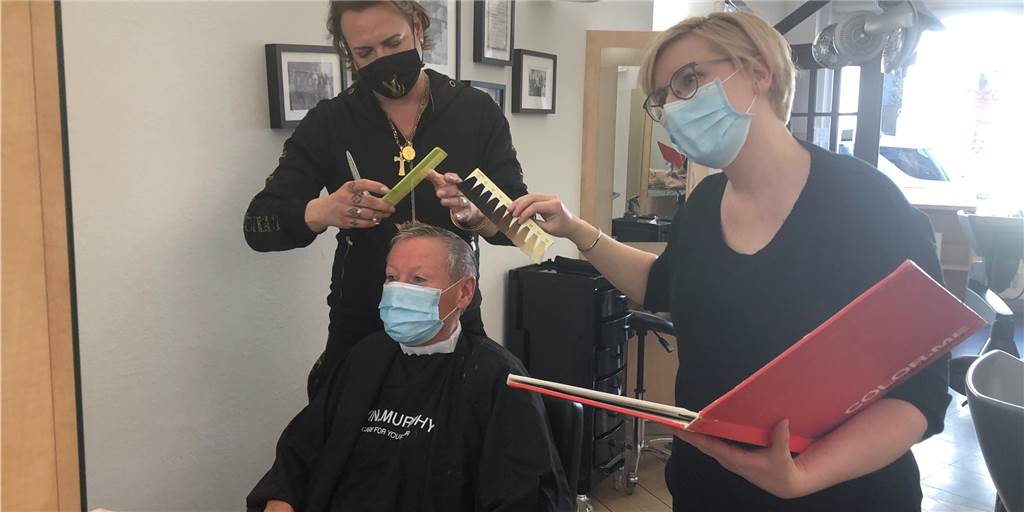 Stefan Wagener: „Licht an“ gegen Insolvenzen im Friseurhandwerk Stammkunden wie Anka Paos, hier betreut von Theresa Wagener und Carsten Schlösser, müssen noch auf einen Besuch bei Friseur Wagener verzichten.