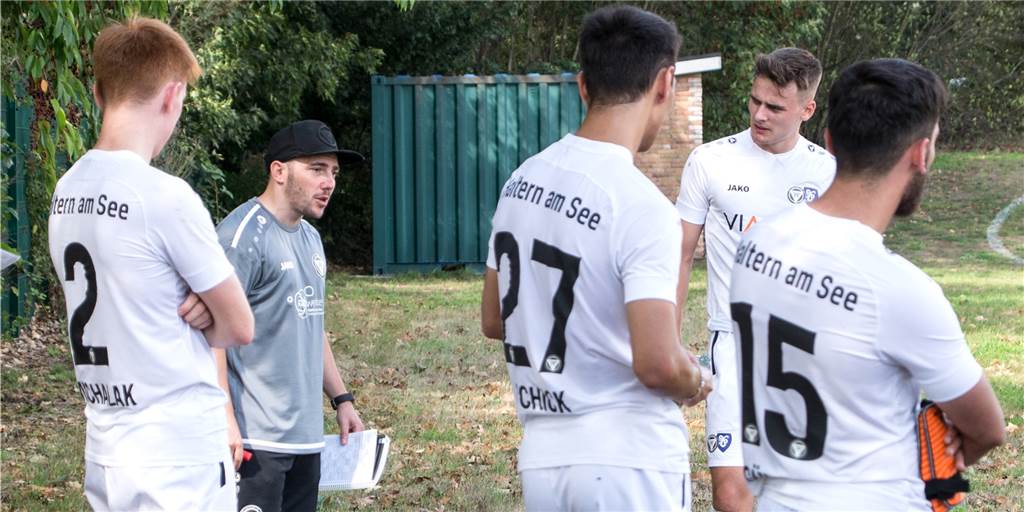 Der TuS Haltern verstärkt sich mit einem Talent vom Oberliga-Konkurrenten Timo Ostdorf (2.v.l.) und der TuS Haltern am See bekommen Verstärkung.