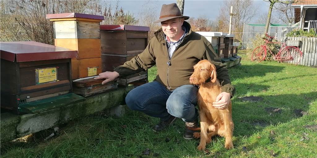 Münsterland Zeitung begleitet Legdener Hobbyimker durch das Bienenjahr Antonius Schulze Beikel ist Hobbyimker in Legden. Hier steht er mit Hündin Luna vor seinen Bienenstöcken.