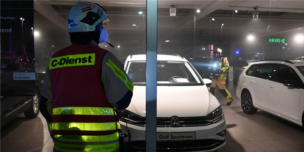 Brand im Autohaus Köpper: Nachbarin verhinderte wohl Schlimmeres Feuer Autohaus Köpper Tiemeyer Dorsten