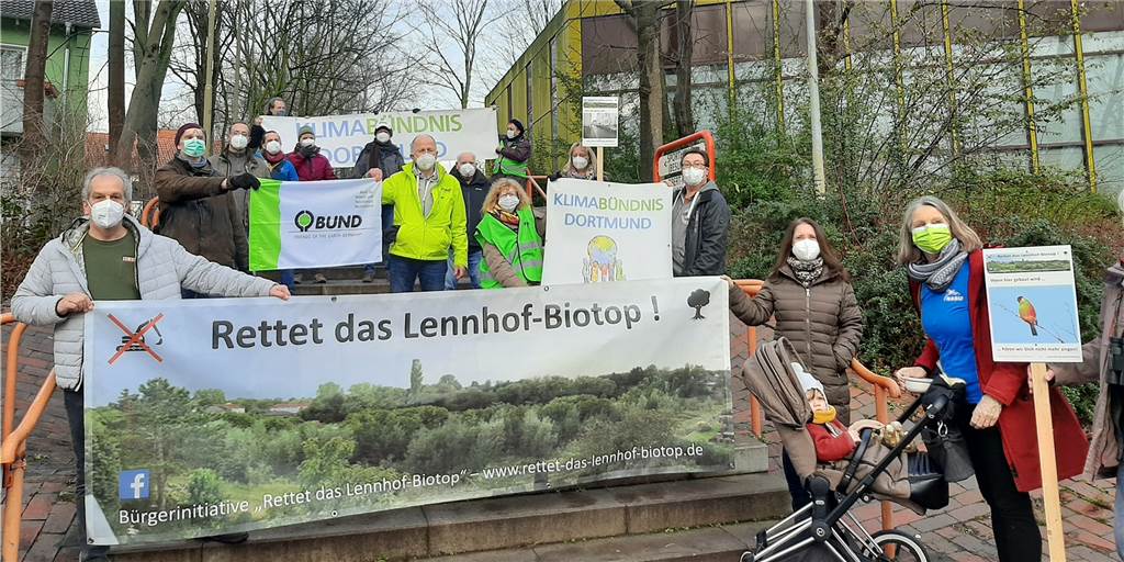 Klares „Nein“ aller Fraktionen zur geplanten Bebauung „Am Lennhofe“ „Rettet das Lennhof-Biotop": Vor Beginn der Sitzung demonstrierten Gegner des Projekts auf dem Schulhof des Helene-Lange-Gymnasiums.