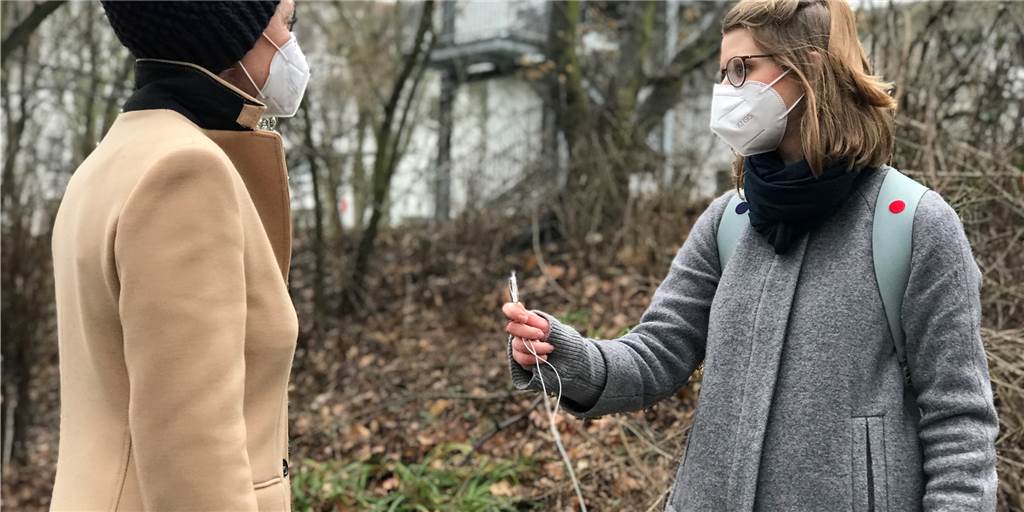 Marina Heinrici (l.) ist die Enkelin einer 94-Jährigen, die im Awo-Seniorenzentrum Kirchlinde lebt. Die Angehörige kritisiert, dass die Heimleitung sie nicht ausreichend informiert. „Nur die Presse informiert uns“, sagt Heinrici im Gespräch mit RN-Reporterin Freddy Schneider.