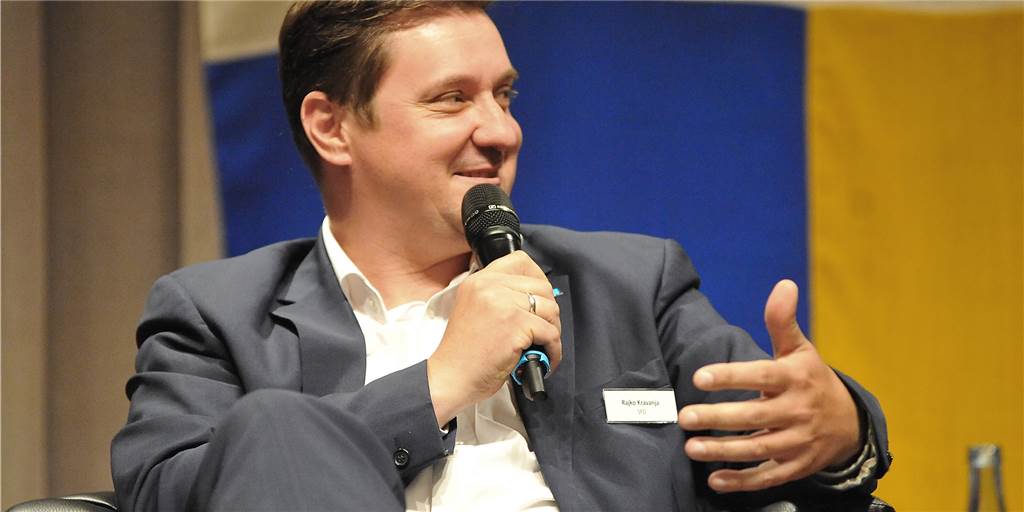 Kravanja macht Hoffnung auf Super-Spielplatz am Hallenbad Rajko Kravanja bei unserer Podiumsdiskussion im Vorfeld zur Kommunalwahl im September in der Europahalle. Am Mittwochabend (27. 1.) stellte der Bürgermeister sich den Fragen seiner Bürger – in einer Sprechstunde bei Facebook.