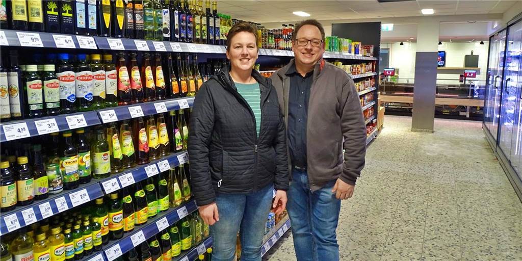 Nach böser Überraschung wird alles gut: Rewe Lembeck öffnet wieder Christoph Steverding und Astrid Schlottbohm eröffnen den kernsanierten Rewe-Markt in Lembeck am 4.2.2021.