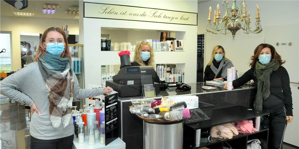 Friseursalon am Rosenweg öffnet kurzzeitig – aber nicht zum Schneiden der Haare Elif Yildirim (r.) öffnete am Mittwochmittag kurzzeitig für eine Stunde ihr Haarstudio Elif am Rosenweg. Die Mitarbeiterinnen passten auf, um die gebotenen Corona-Abstände einzuhalten.