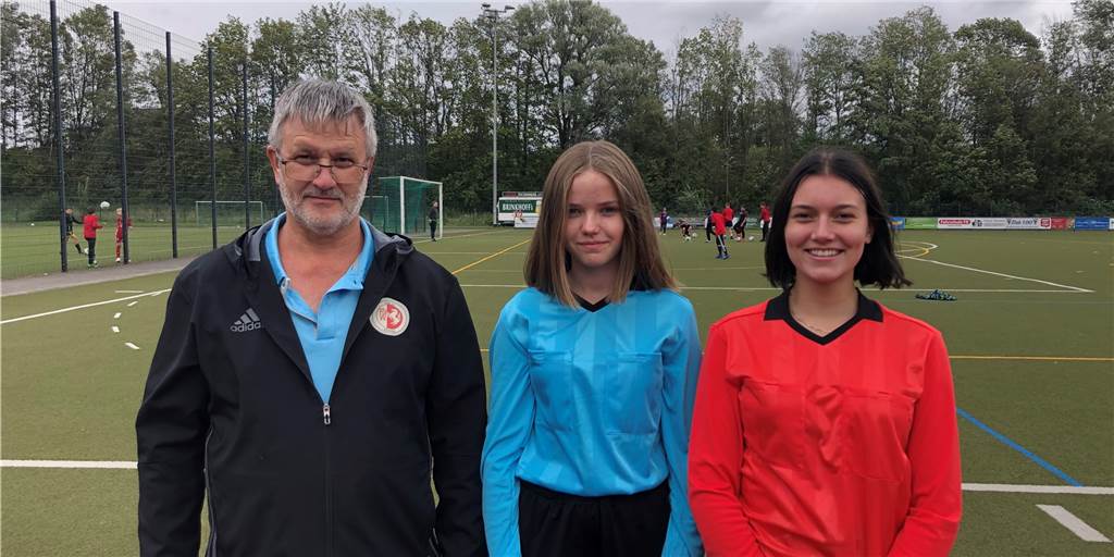 Der Kreis Münster hilft den Jung-Schiedsrichterinnen des Werner SC durch den Lockdown Jula Cramer und Lilien Heußner haben ihre Schiri-Ausbildung erfolgreich absolviert.