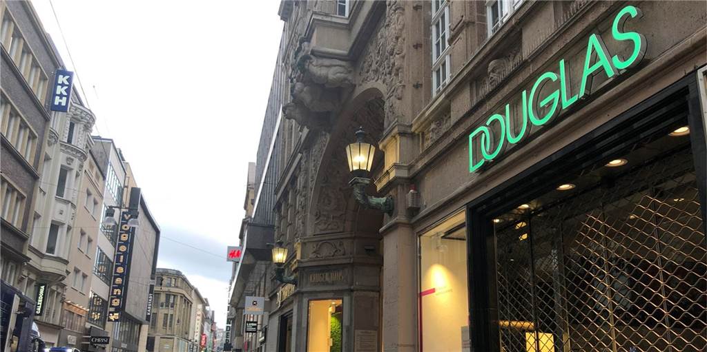 Douglas schließt 60 Filialen – bleiben in Dortmund drei Parfümerien? Das Rollgitter ist heruntergelassen, die drei Douglas-Filialen in Dortmund sind geschlossen.