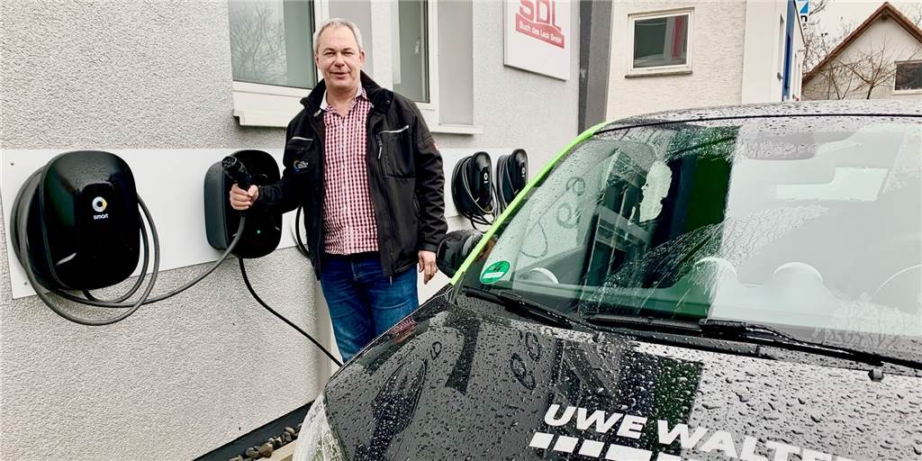 „E-Mobil-Infrastruktur ist katastrophal“ – gerade auch am Phoenix-See Uwe Walter an einer der Stromzapfsäulen: Neun Stück hat er für seine Mitarbeiter angeschafft.