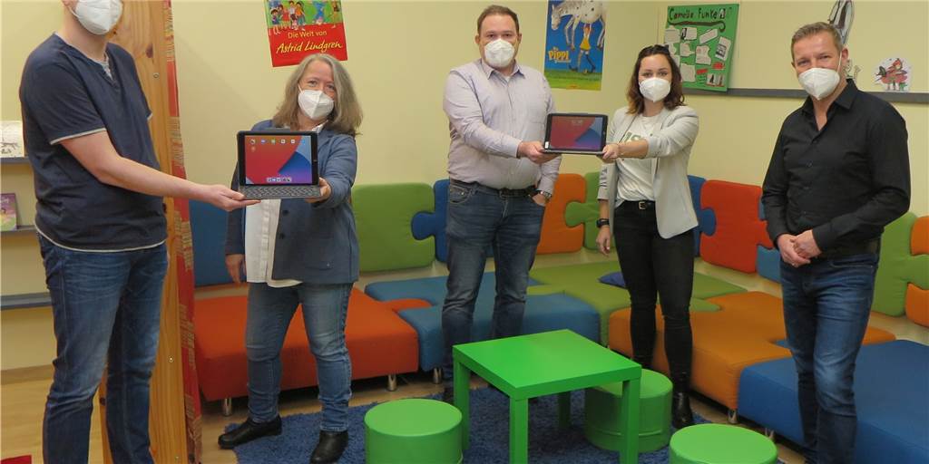 31 iPads für die Lehrer der Schermbecker Grundschule Bürgermeister Mike Rexforth (r.) und die beiden Gemeindemitarbeiter Andreas Schulte (l.) und Ellen Großblotekamp (2.v.r.) überreichten den beiden stellvertretenden Schulleitern Marie-Luise Vehlken (2.v.l.) und Donald Grüter (3.v.l.) die ersten beiden von insgesamt 31 iPads.