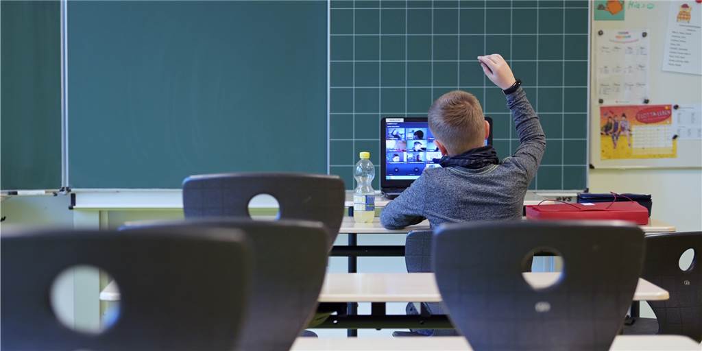Schüler zurück in Klassenräume? Dortmunder Gymnasiums-Chef: „Finde das hervorragend“ Aus dem Klassenzimmer heraus in den Online-Unterricht? Das trifft ab nächster Woche für einige Dortmunder Schüler zu – sogar für einige ältere.