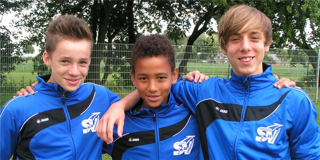 Dustin Willms (v.l.) und Cyrill Akono laufen mittlerweile in der 3. Liga auf. 2012 wechselten die beiden gemeinsam mit Justin Fehse zum VfB Waltrop.