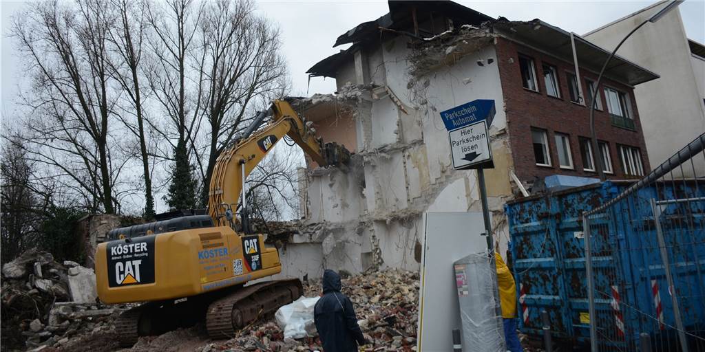 Bagger angerückt: Schandfleck in Altstadt von Dorsten wird abgerissen Der "Schandfleck" am Ostwall neben dem Toom-Gebäude wird abgerissen.