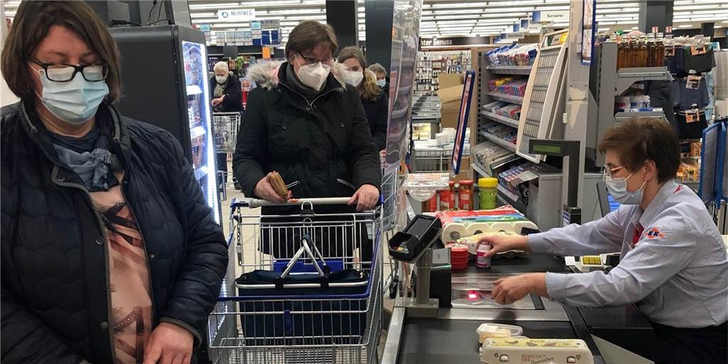 Ahauser befolgen neue Masken-Regeln beim Einkaufen problemlos Dass Kunden vorschriftsmäßig "maskiert" an der Kasse des K+K-Marktes an der Bahnhofstraße anstehen, ist längst selbstverständlich geworden.
