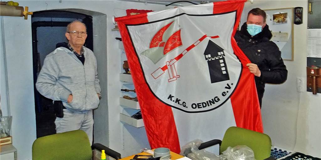 Siegfried Osterholt, der Vorsitzende des Heimatvereins (l.), und Thomas Wesseling, der Vorsitzende der KKG, holten die Fahnen aus dem Keller des Oedinger Bürgerhauses.